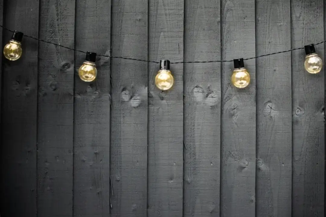 Jaki kabel do ogrodu? Bezpieczna instalacja oświetlenia