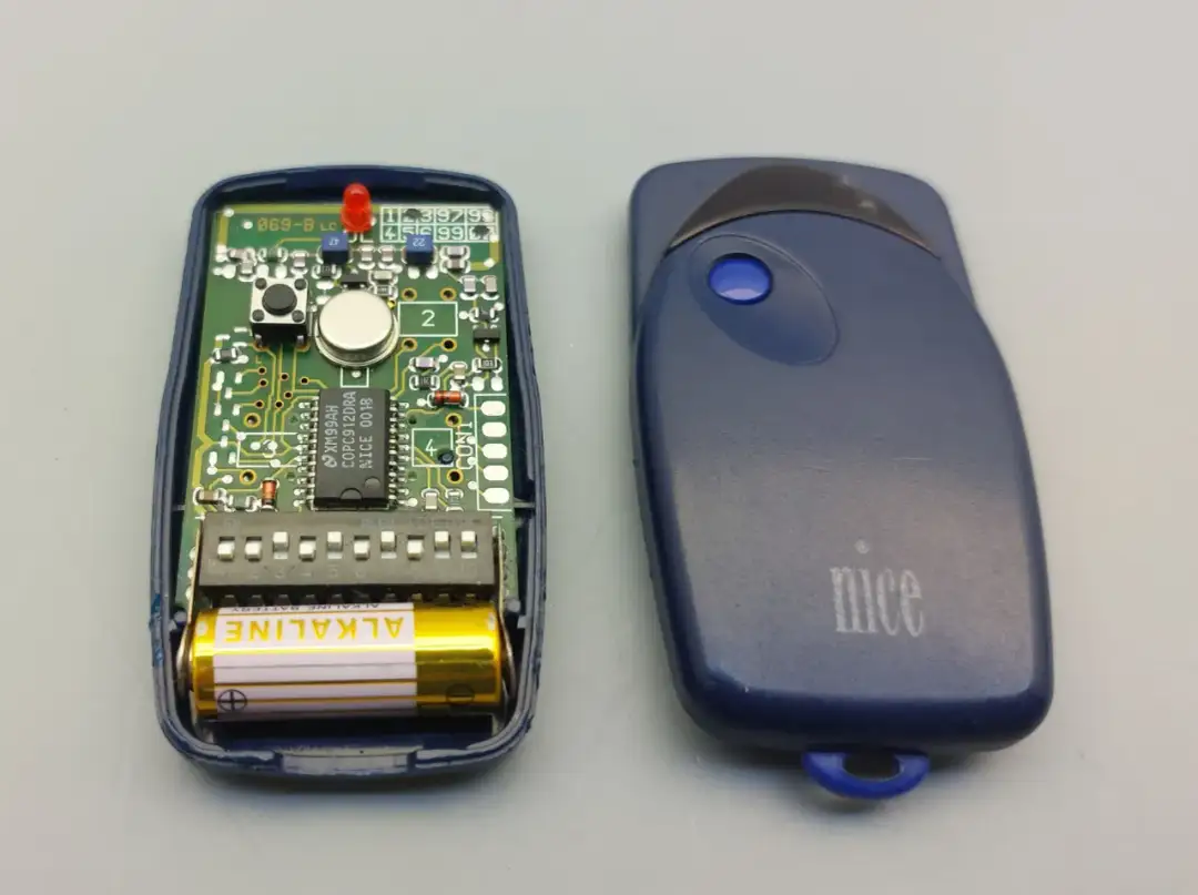 Wymiana baterii w pilocie Nice Flor S - prosta instrukcja krok po kroku