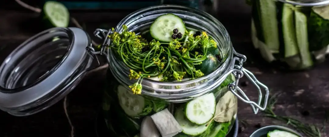 Dlaczego ogórki kiszone są kwaśne? Odkryj sekrety fermentacji