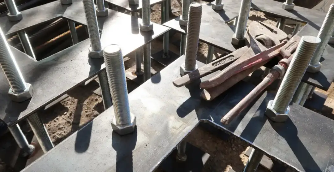 Kotwy ozdobne do betonu: Montaż, rodzaje i inspiracje aranżacyjne