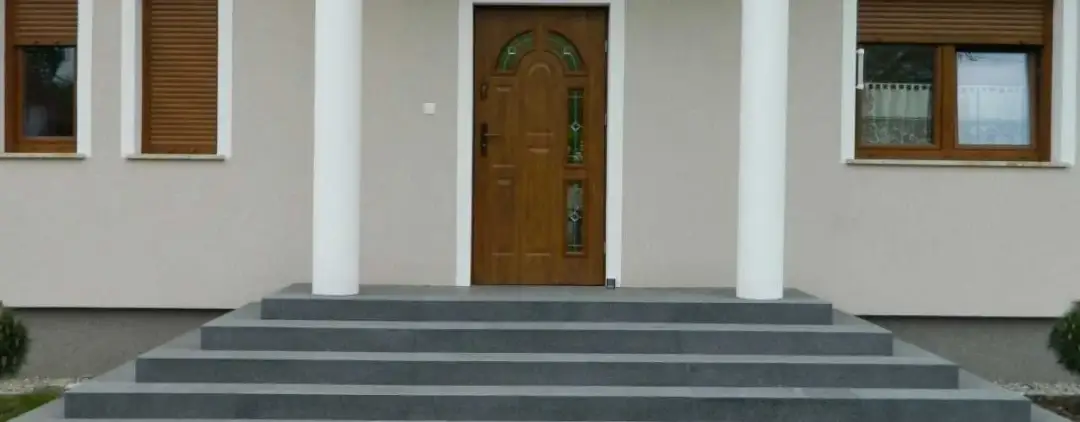 Jak bezpiecznie zaprojektować wejście do domu ze schodami: 5 rad