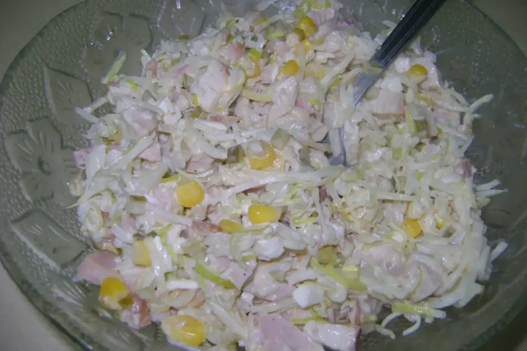 Jak stworzyć smaczną sałatkę z kurczakiem wędzonym i selerem?