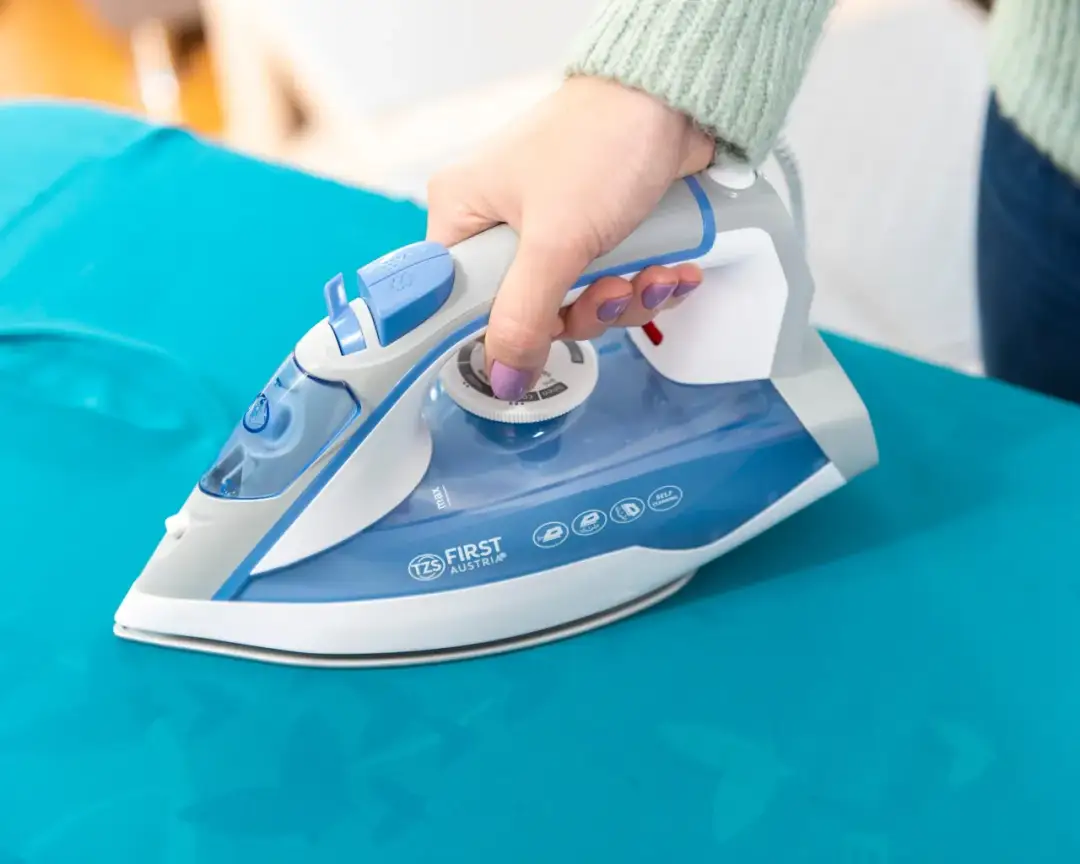 Jakie żelazko do prasowania w pionie wybrać, aby uniknąć zagnieceń?