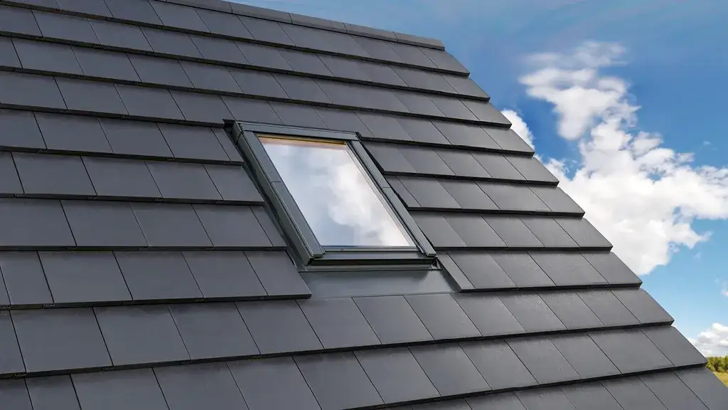 Montaż okna dachowego krok po kroku: Zrób to sam i uniknij błędów