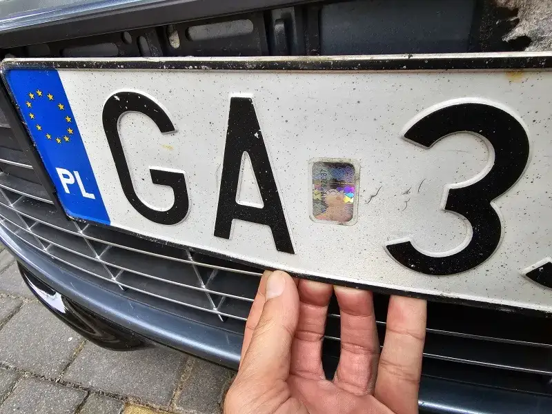 4 sposoby jak zdjąć tablicę rejestracyjną WI bez uszkodzeń. Porady