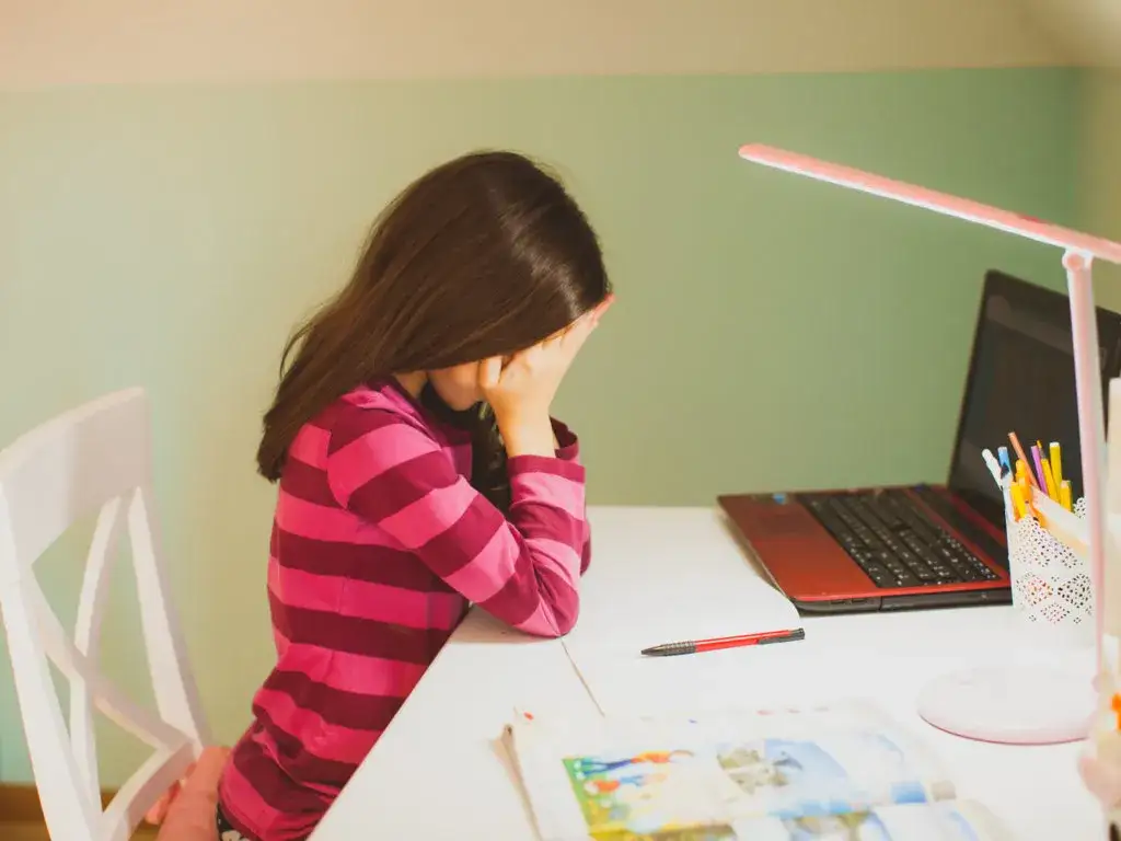 Kto decyduje o zdalnym nauczaniu i jakie są tego konsekwencje?