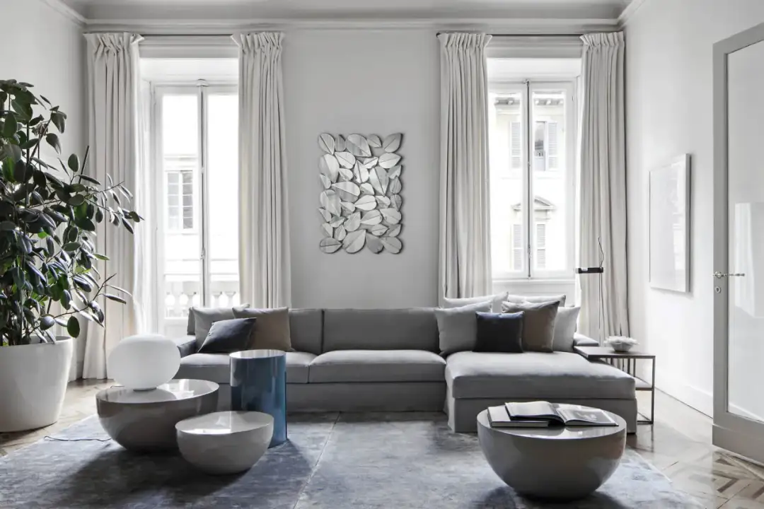 Co powiesić nad kanapą? Stylowe inspiracje i porady eksperta