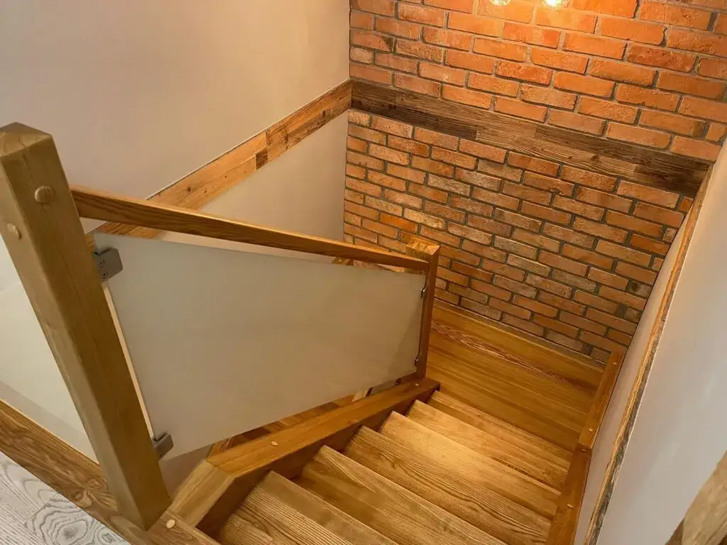 Drewniane schody na beton: unikaj błędów przy wyborze materiału