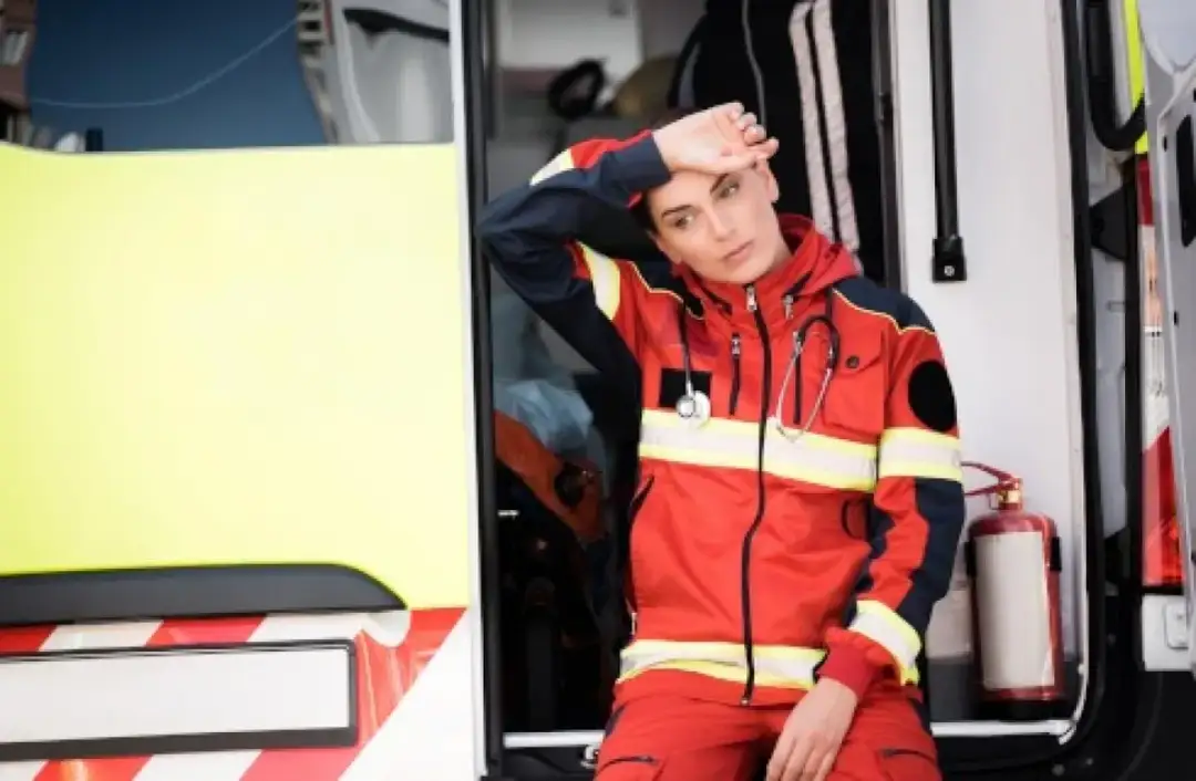 Ratownik medyczny: Ile zarabia? UoP vs B2B, dodatki, przyszłość pensji