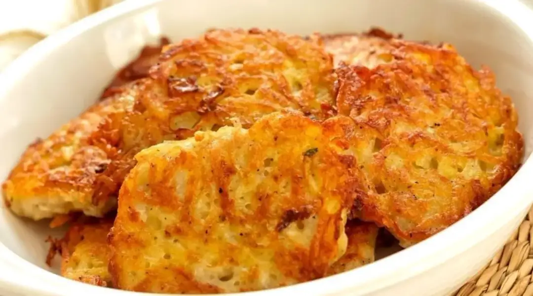 Jak zrobić chrupiące i nietłuste placki ziemniaczane? Poznaj triki!