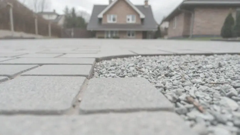 Czym wyłożyć stromy podjazd, aby uniknąć problemów z bezpieczeństwem?