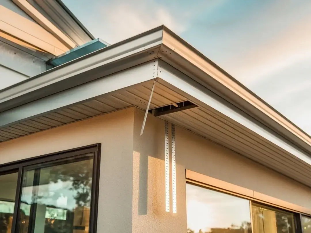 Podbitka z blachy płaskiej: trwałe i estetyczne wykończenie dachu