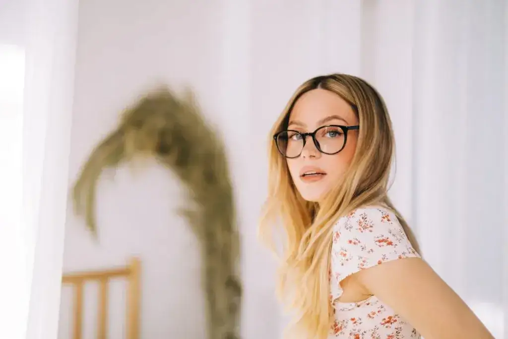 Jakie oprawki do pociągłej twarzy – unikaj najczęstszych błędów