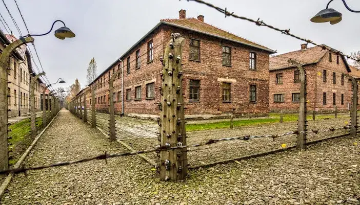 Ile wynosi cena biletu do Auschwitz? Sprawdź, zanim odwiedzisz