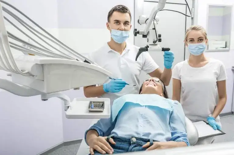 Dentysta który przyjmuje w sobotę - znajdź pomoc w nagłej potrzebie