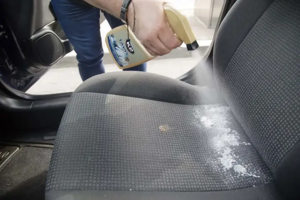 Jak usunąć zacieki z wody na tapicerce samochodowej - skuteczne metody i porady