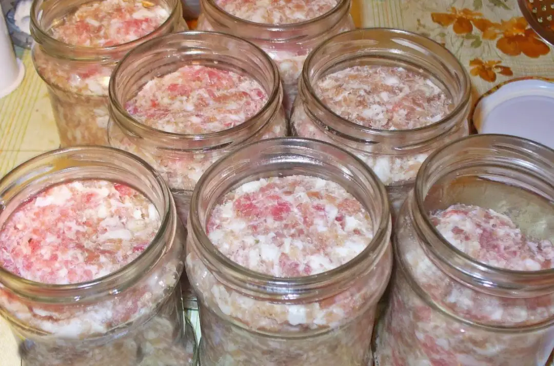 Jak zrobić domową kiełbasę w słoikach? Przepis na lata!