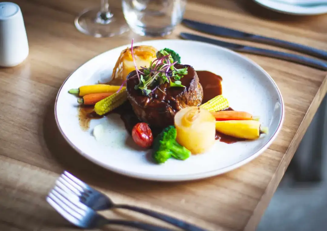 Wykwintne danie z polędwicą, warzywami i sosem. Idealne miejsce, gdzie warto zjeść w Ustce, by poczuć smak morza i lądu.