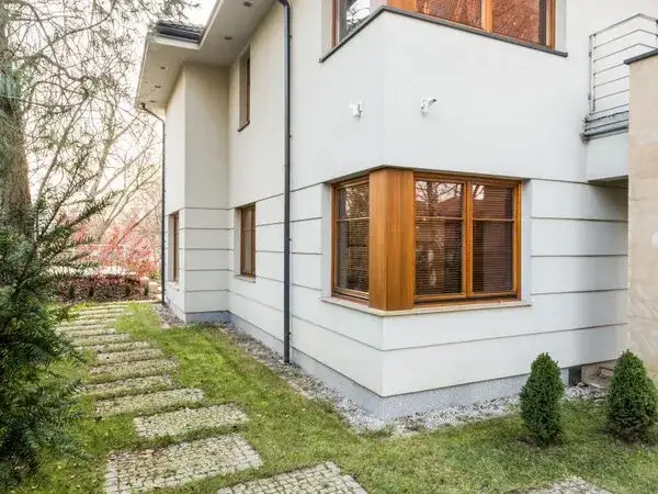 Nowoczesne bonie na elewacji: Eleganckie zdobienie fasad budynków