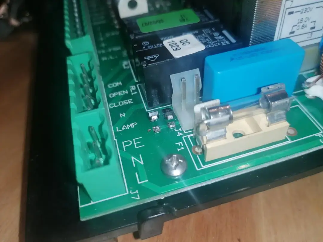 Jaki bezpiecznik do napędu bramy, aby uniknąć awarii i kosztów?