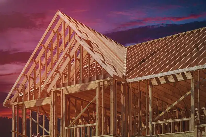 Ile kosztuje ubezpieczenie domu drewnianego? Sprawdź, co wpływa na cenę