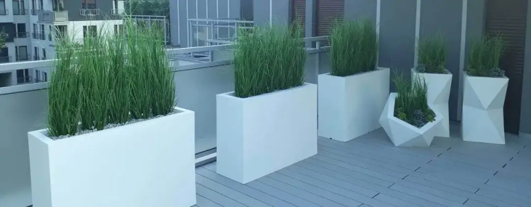 Donice wokół tarasu: Kreatywne aranżacje przestrzeni ogrodowej