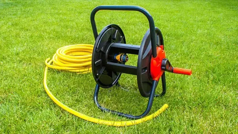 Jak prawidłowo zwijać wąż ogrodowy? Proste triki na lata!