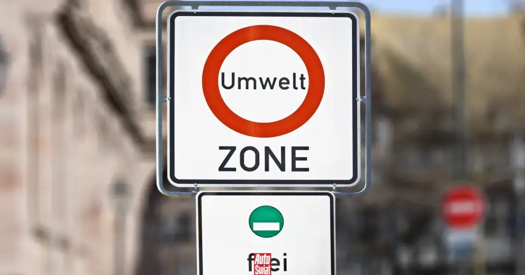 Znak Umwelt ZONE w Berlinie. Wjazd do zielonej strefy tylko dla pojazdów spełniających normy.