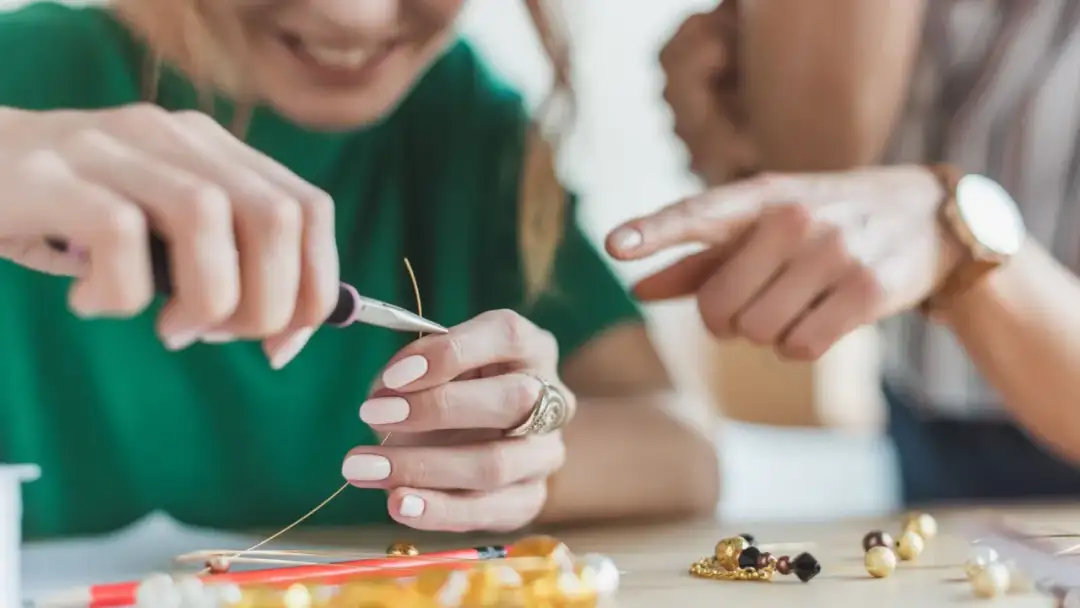 Jak zawiązać bransoletkę? Trwałe i piękne zakończenia krok po kroku.