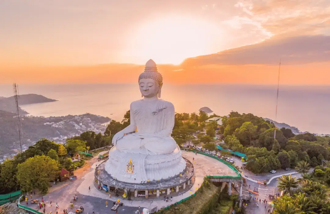 Wielki Budda na wzgórzu, idealne miejsce, by zastanowić się, kiedy jechać na Phuket. Zachód słońca nad morzem.