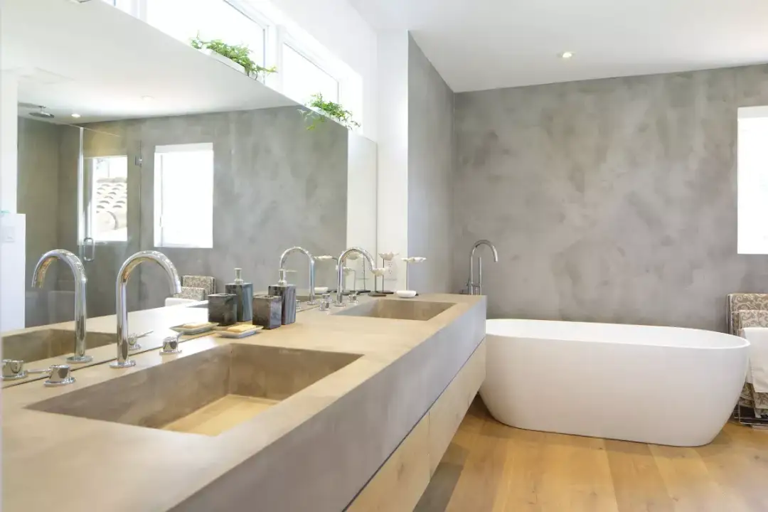 Łazienka bez płytek: Mikrocement, farby, tapety co wybrać?