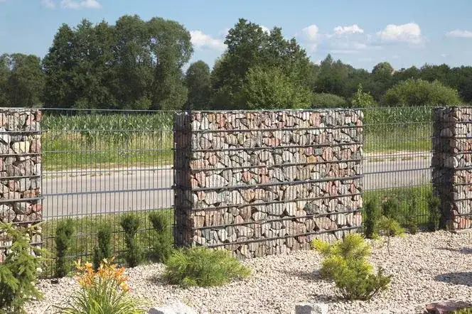 Czym ogrodzić działkę? Najlepsze rozwiązania na każdą kieszeń