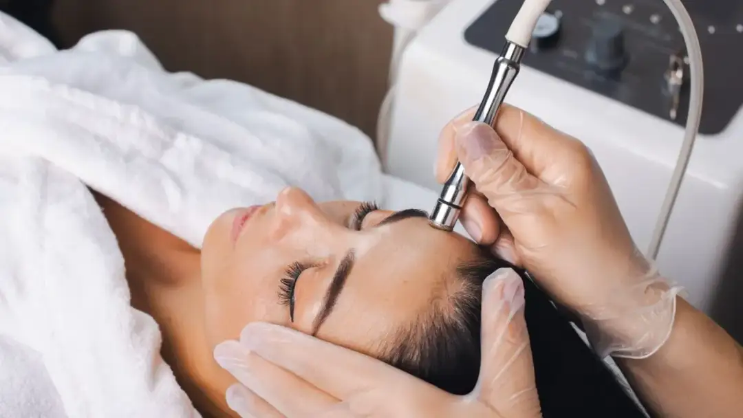 Ile trwa mikrodermabrazja? Sprawdź, co musisz wiedzieć przed zabiegiem