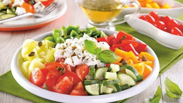 Co zamiast majonezu do sałatki jarzynowej? Zdrowe i smaczne alternatywy