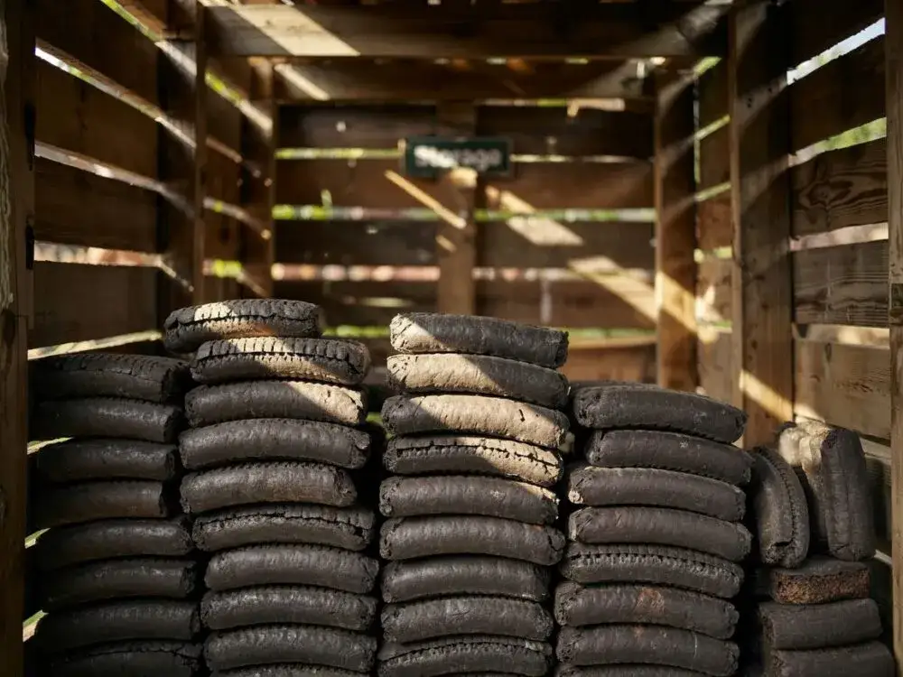 Jak palić brykiet torfowy skutecznie i bez problemów z emisją