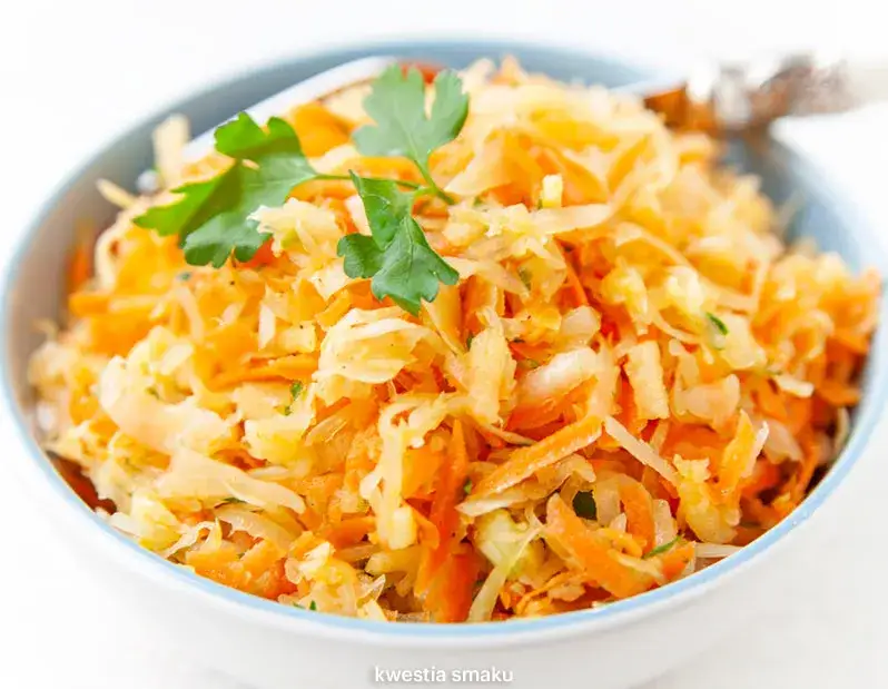 Jak zrobić sałatkę z kapusty kiszonej, która zachwyci smakiem i zdrowiem
