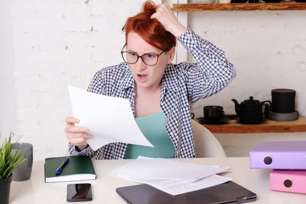 Czy można nie księgować faktury kosztowej? Konsekwencje i ryzyka prawne