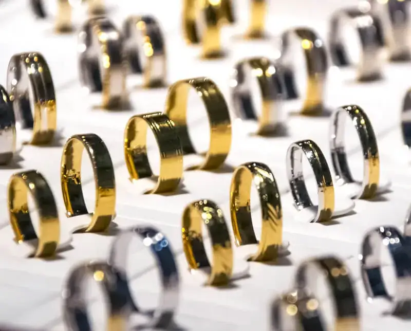 Ile kosztuje złota obrączka? Ceny i porównanie w Polsce