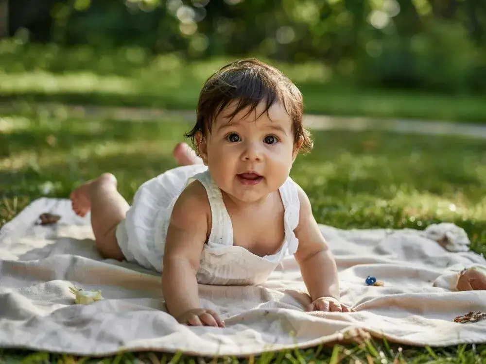 Jak ubrać 4 miesięczne dziecko latem: 8 sprawdzonych zasad dla rodziców