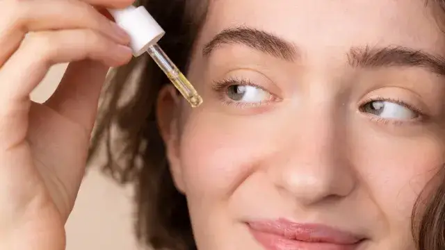 Retinol i kwas hialuronowy: czy można łączyć? Ekspert radzi