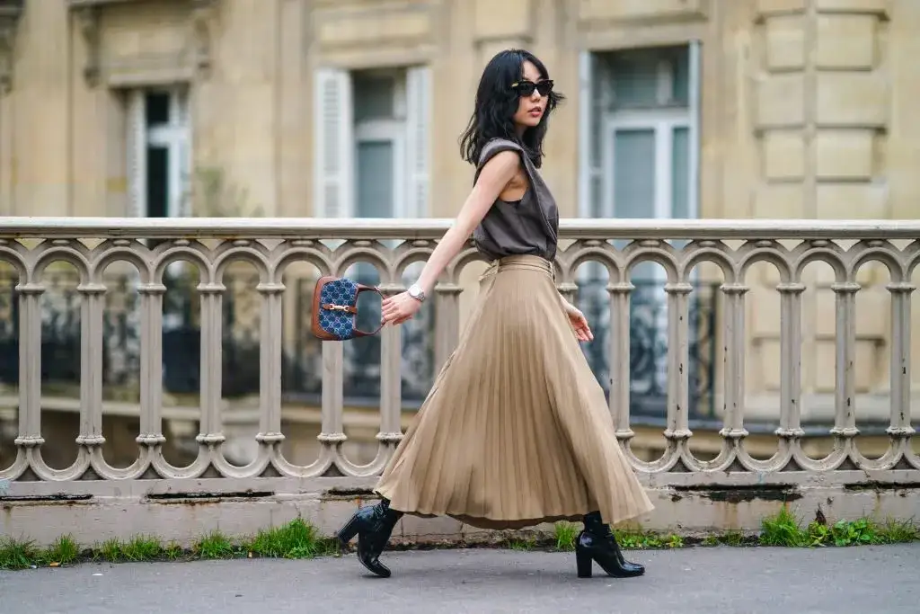 Jak nosić plisowaną spódnicę: stylizacje na każdą okazję i typ sylwetki