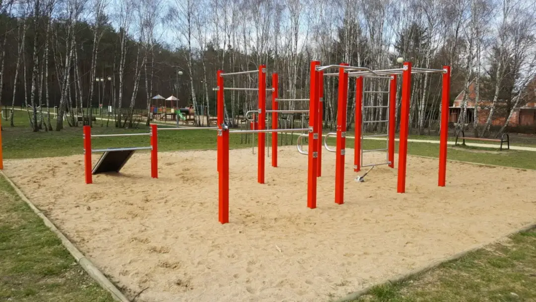Siłownia plenerowa i plac zabaw: Poradnik dla rodzin i inwestorów