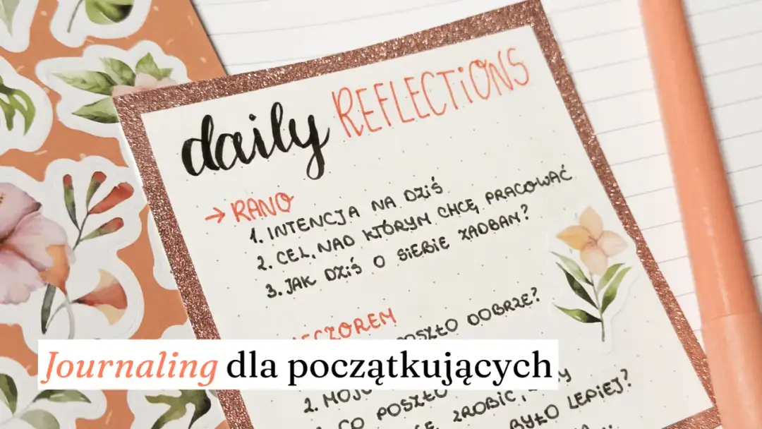 Zeszyt z "Daily Reflections" i naklejkami kwiatowymi. Podpowiada, jak prowadzić zeszyt pierwszoklasisty, z pytaniami na rano i wieczór.