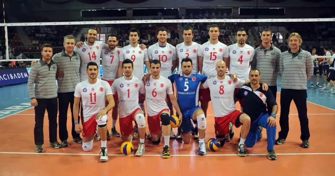 Drużyna siatkarska Halkbank Ankara w komplecie, gotowa do meczu.