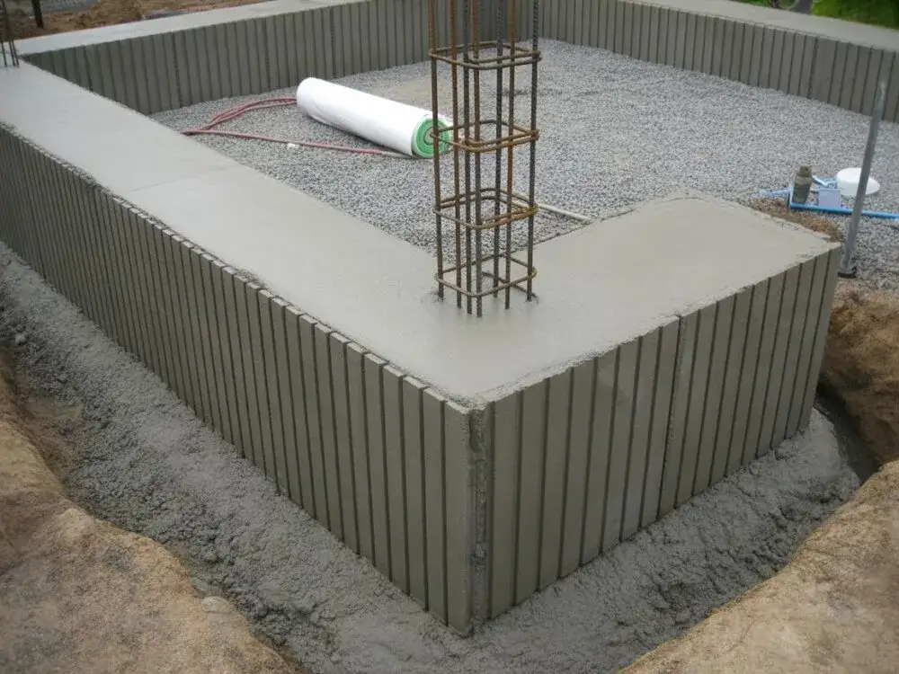 Jak głęboki fundament pod ogrodzenie, aby uniknąć kosztownych napraw?