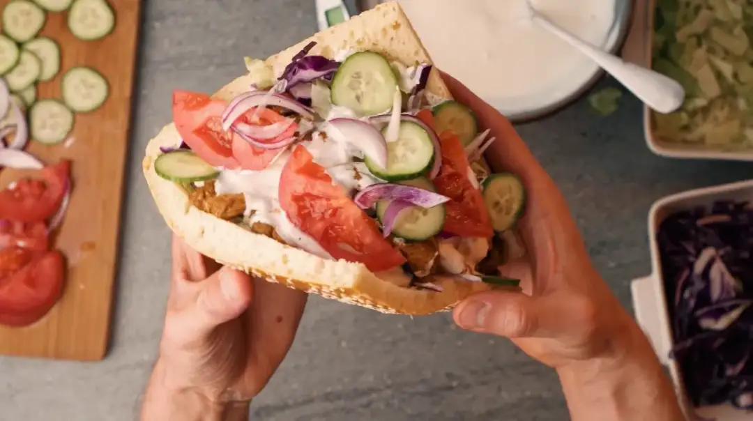 Ile kalorii ma kebab w bułce? Zaskakujące różnice w kaloryczności