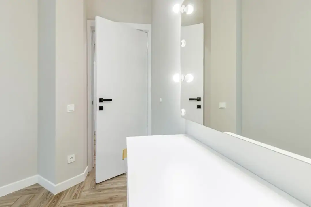 Jakie drzwi do łazienki w bloku wybrać: praktyczny poradnik budowlany