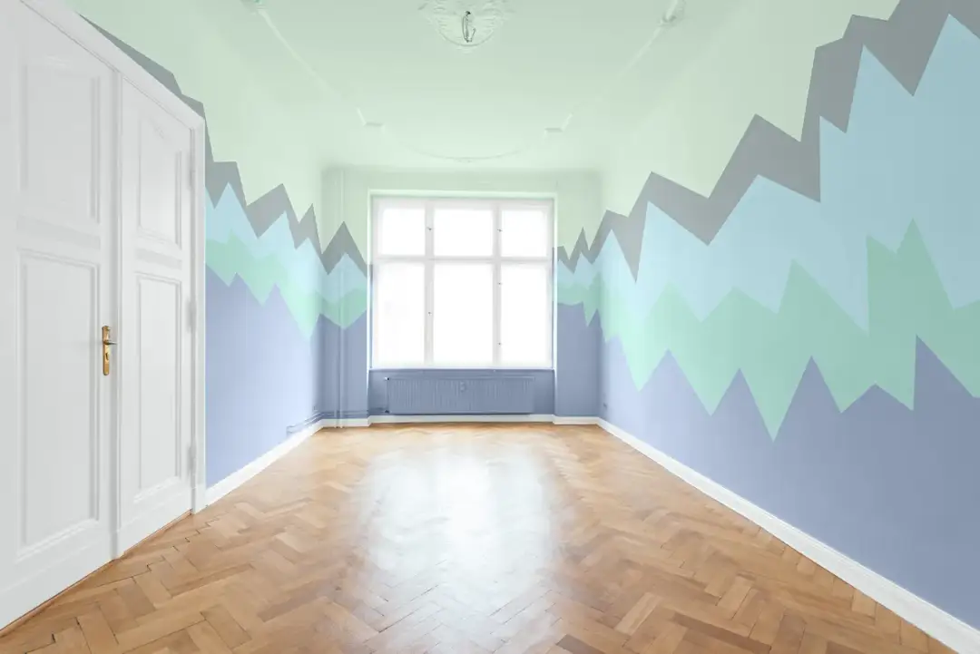 Sufit w kolorze ścian: czy warto? Zalety, wady i inspiracje