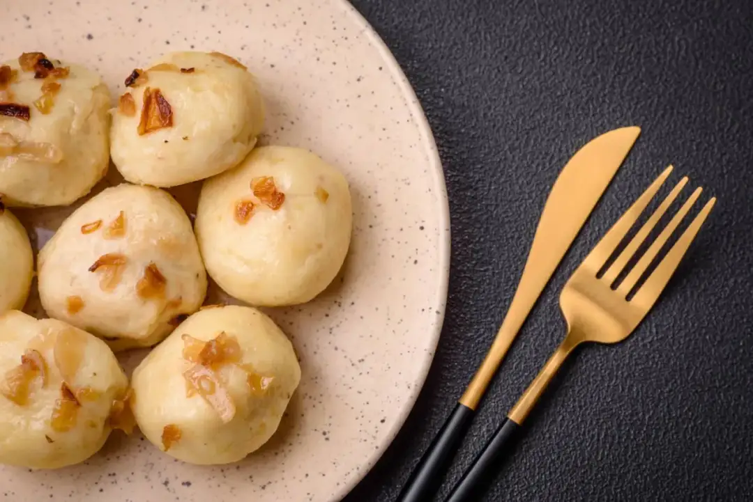 Ile kalorii mają kluski śląskie? Sprawdź, co wpływa na ich kaloryczność