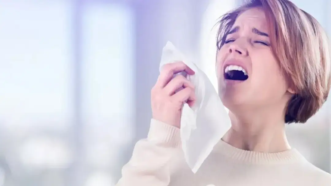 Dlaczego człowiek kicha? Ewolucyjna zagadka wreszcie wyjaśniona